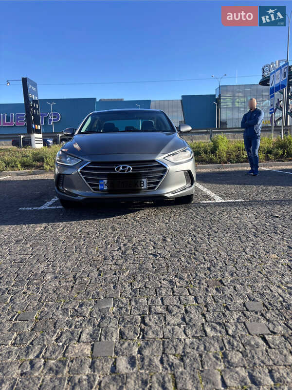 Седан Hyundai Elantra 2016 в Киеве