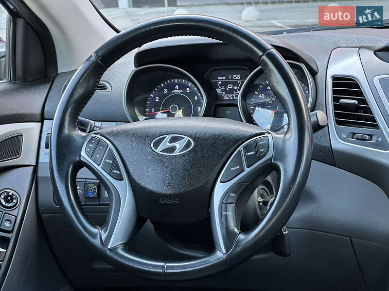 Седан Hyundai Elantra 2015 в Киеве
