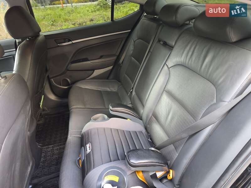 Седан Hyundai Elantra 2016 в Киеве