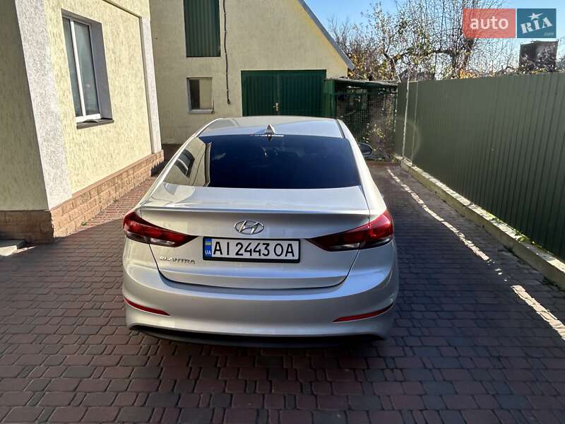 Седан Hyundai Elantra 2016 в Киеве