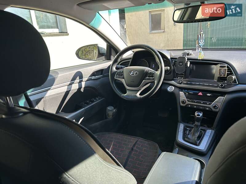 Седан Hyundai Elantra 2016 в Киеве