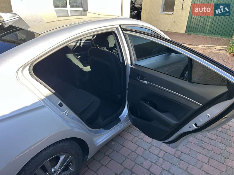 Седан Hyundai Elantra 2016 в Киеве