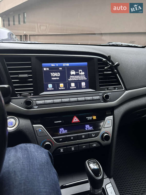 Седан Hyundai Elantra 2016 в Киеве