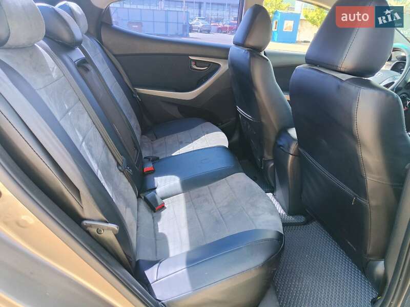 Седан Hyundai Elantra 2012 в Киеве