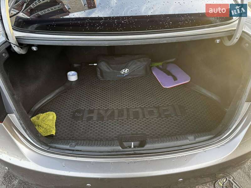 Седан Hyundai Elantra 2013 в Києві