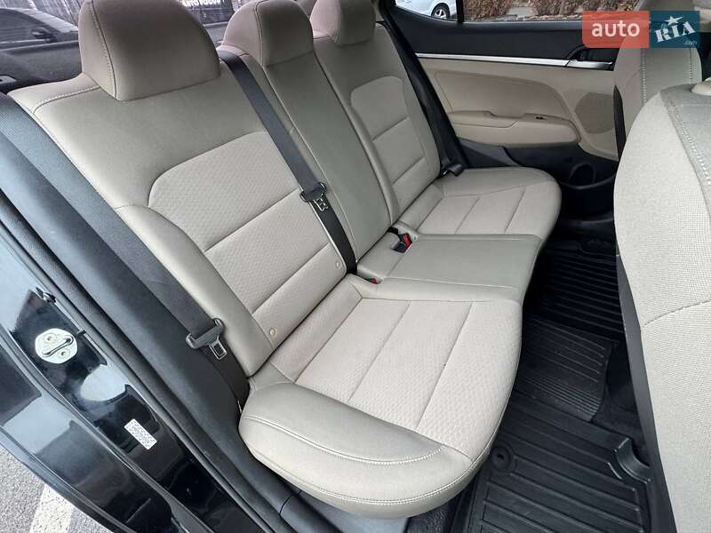 Седан Hyundai Elantra 2019 в Киеве