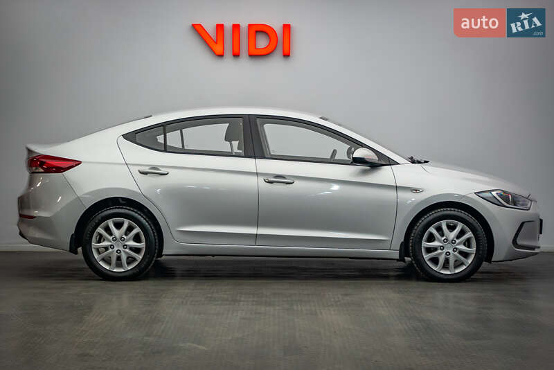 Седан Hyundai Elantra 2018 в Киеве