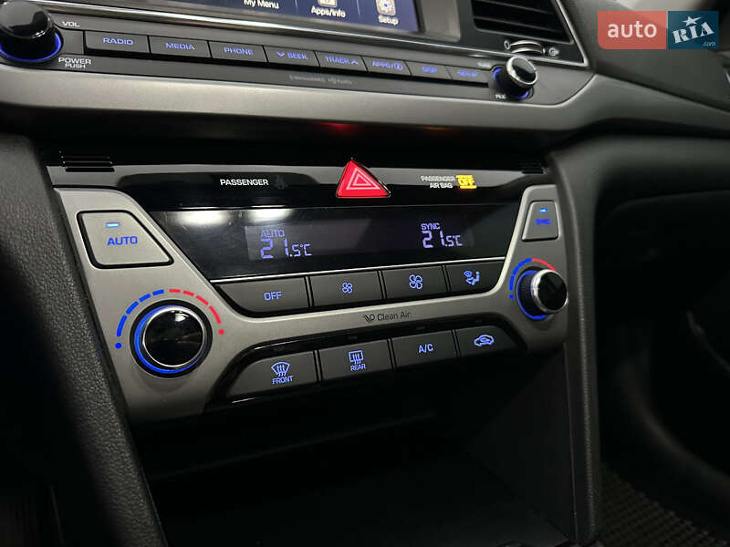 Седан Hyundai Elantra 2016 в Львове