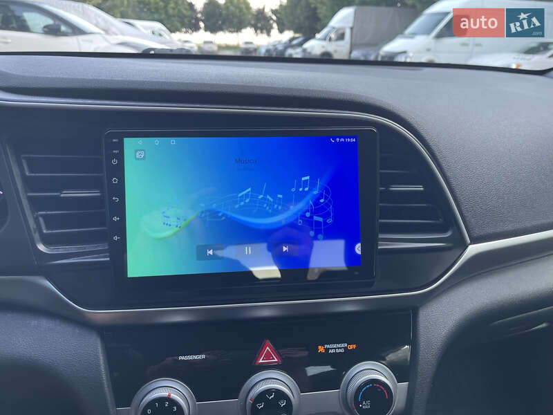 Седан Hyundai Elantra 2018 в Киеве