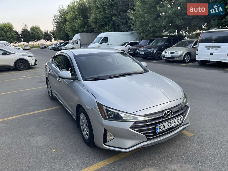 Седан Hyundai Elantra 2018 в Киеве