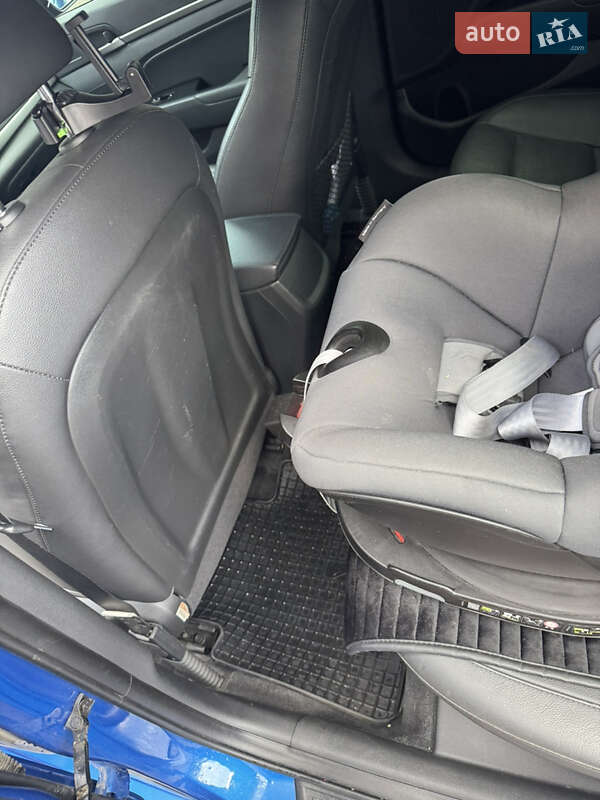 Седан Hyundai Elantra 2017 в Киеве