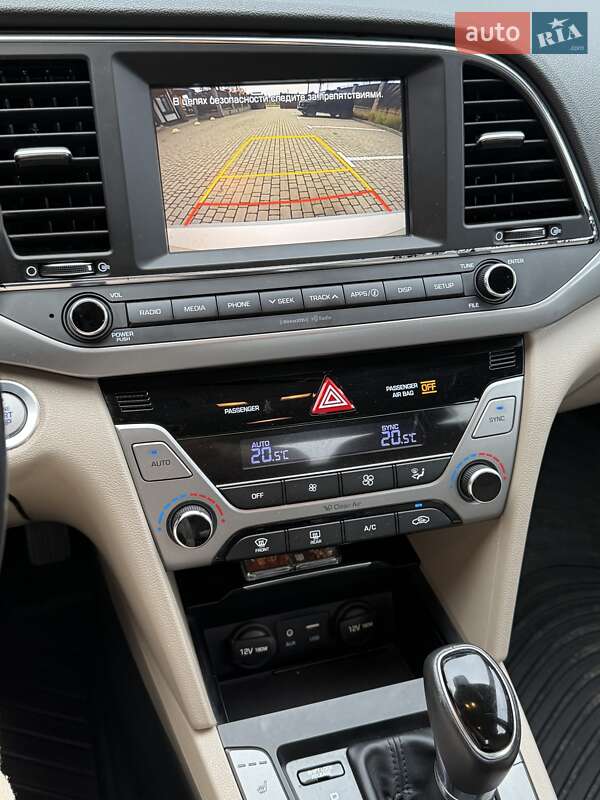 Седан Hyundai Elantra 2016 в Луцке