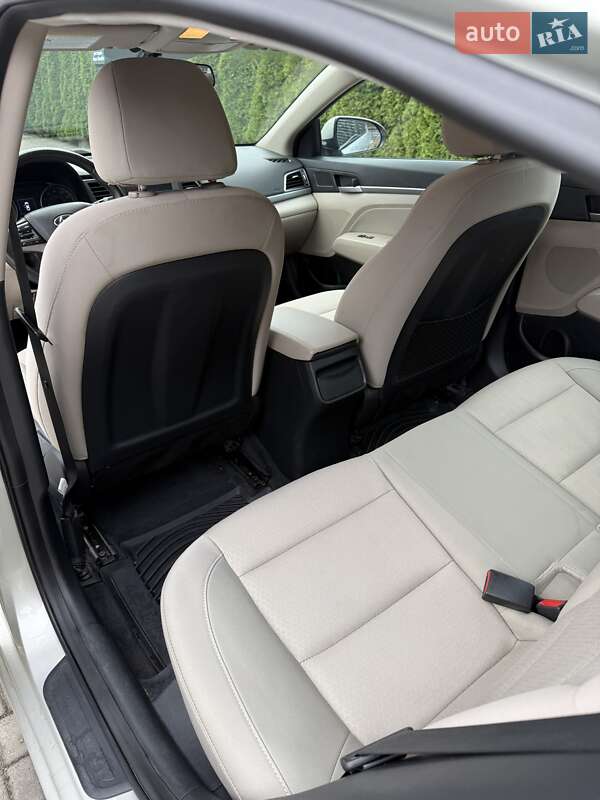 Седан Hyundai Elantra 2016 в Луцке