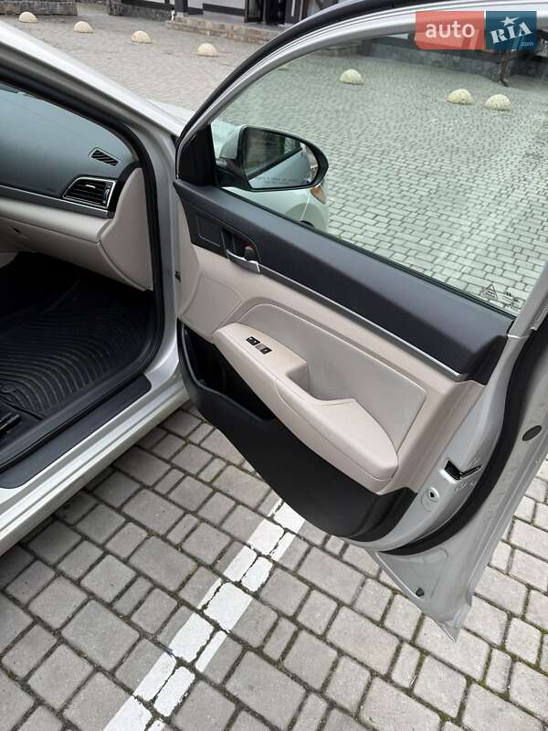 Седан Hyundai Elantra 2016 в Луцке