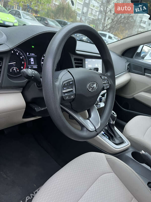 Седан Hyundai Elantra 2019 в Киеве
