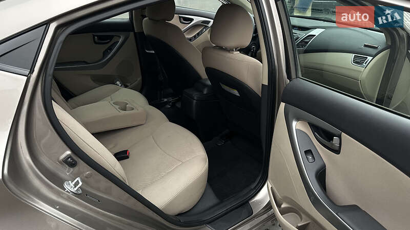 Седан Hyundai Elantra 2015 в Києві
