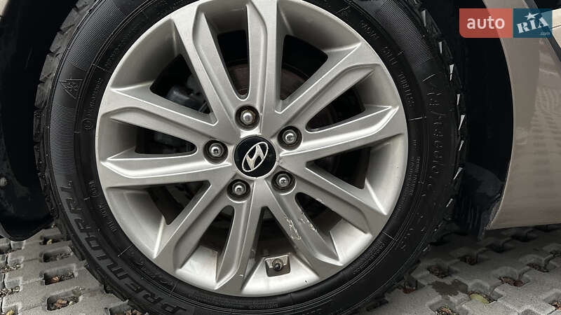 Седан Hyundai Elantra 2015 в Києві