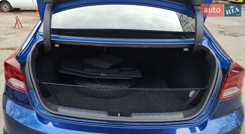 Седан Hyundai Elantra 2019 в Києві