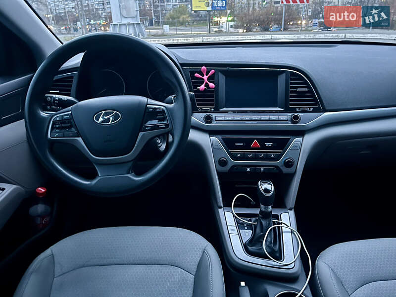 Седан Hyundai Elantra 2016 в Києві