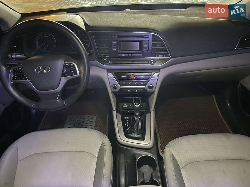 Седан Hyundai Elantra 2016 в Киеве