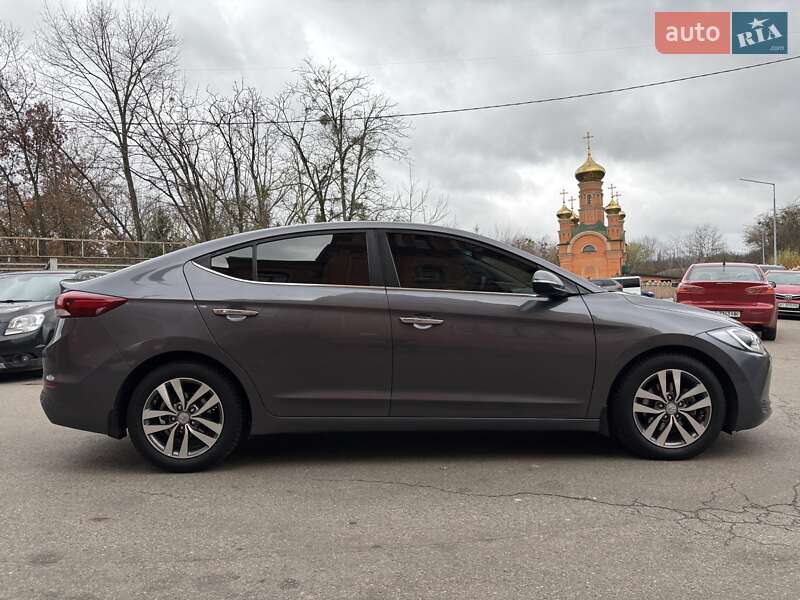 Седан Hyundai Elantra 2018 в Киеве