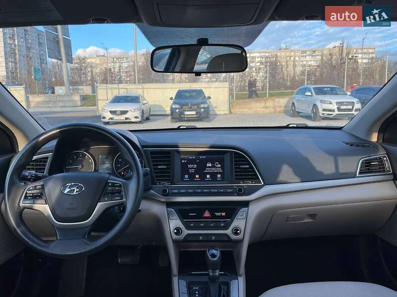 Седан Hyundai Elantra 2017 в Киеве