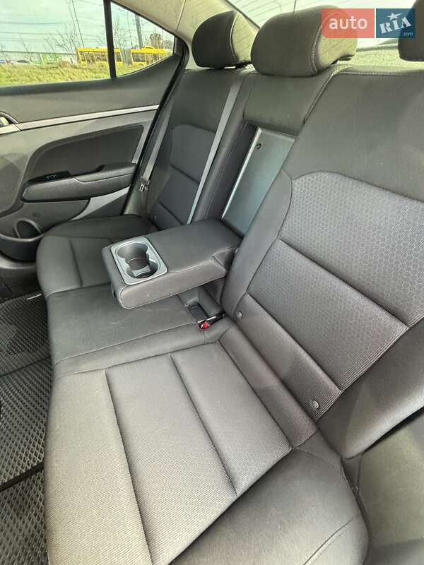 Седан Hyundai Elantra 2018 в Киеве