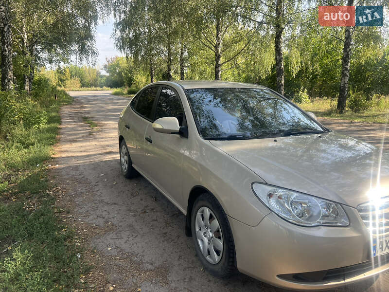 Седан Hyundai Elantra 2010 в Краснограде