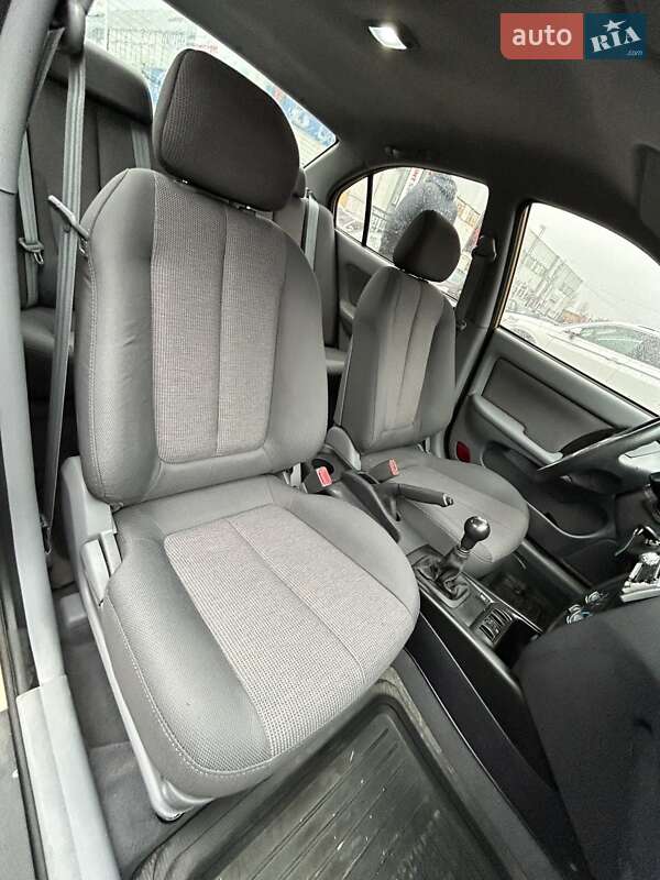 Седан Hyundai Elantra 2004 в Сумах