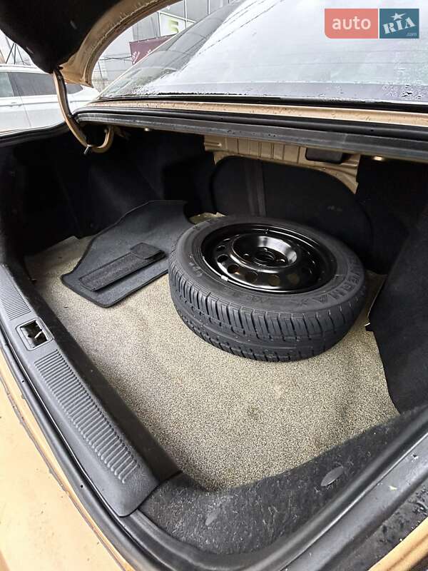 Седан Hyundai Elantra 2004 в Сумах