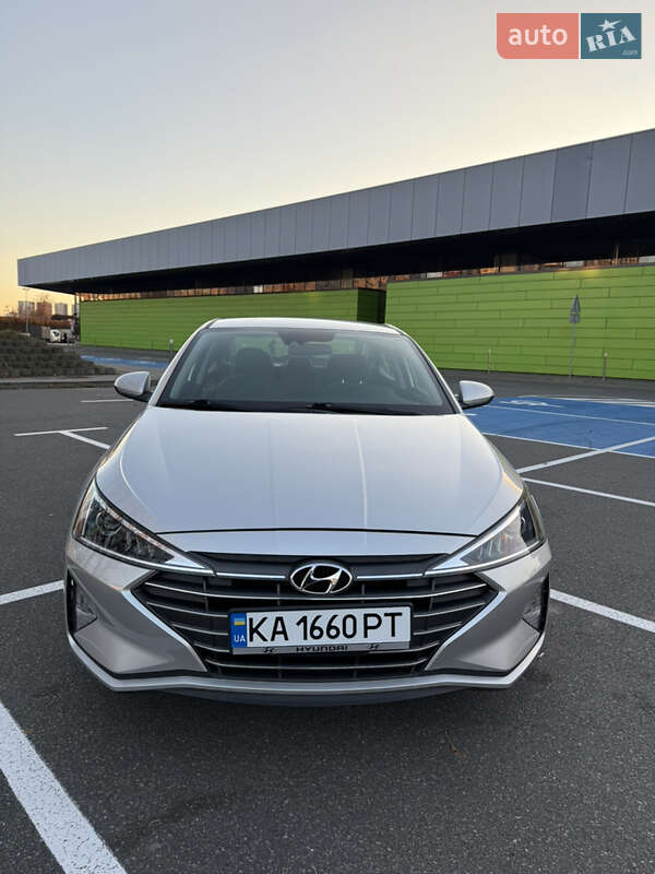 Седан Hyundai Elantra 2019 в Киеве