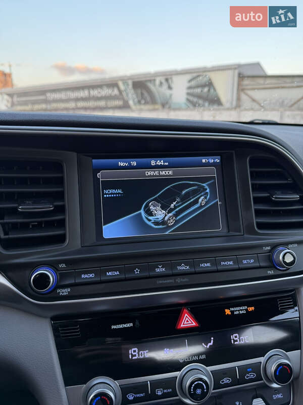 Седан Hyundai Elantra 2019 в Киеве
