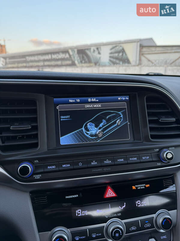 Седан Hyundai Elantra 2019 в Киеве