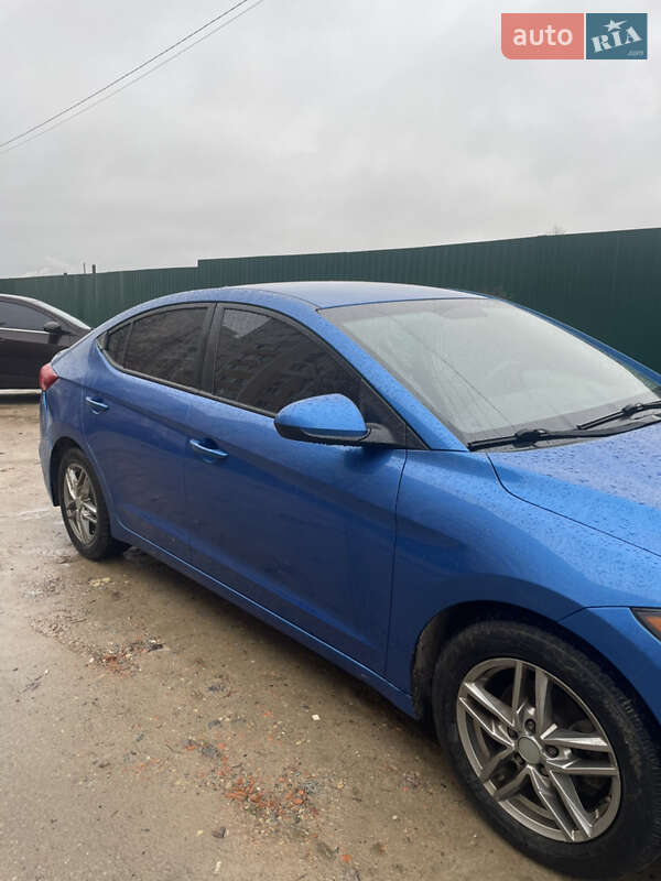 Седан Hyundai Elantra 2016 в Киеве