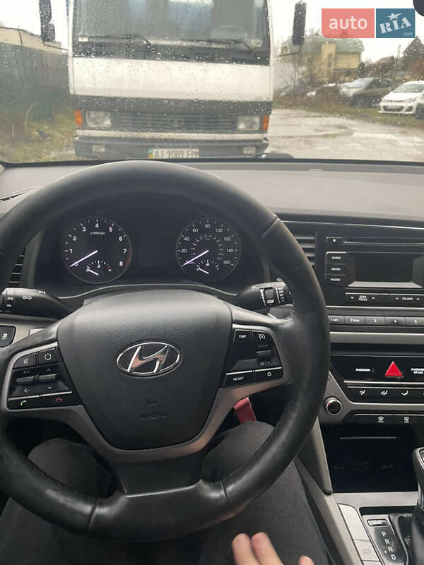 Седан Hyundai Elantra 2016 в Киеве