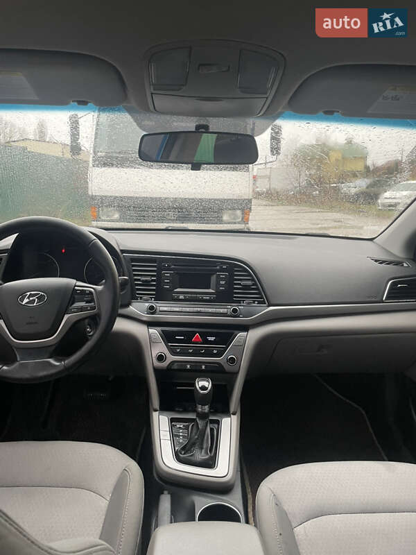 Седан Hyundai Elantra 2016 в Киеве