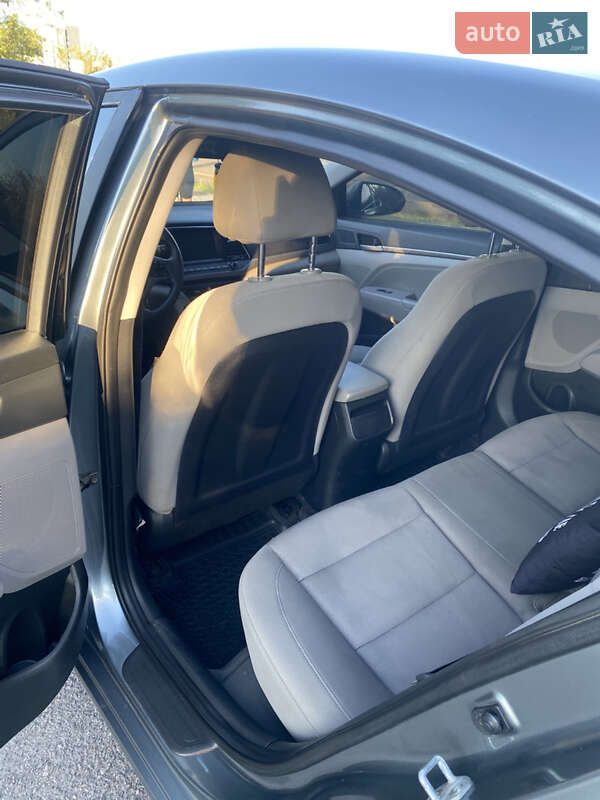 Седан Hyundai Elantra 2018 в Кривом Роге