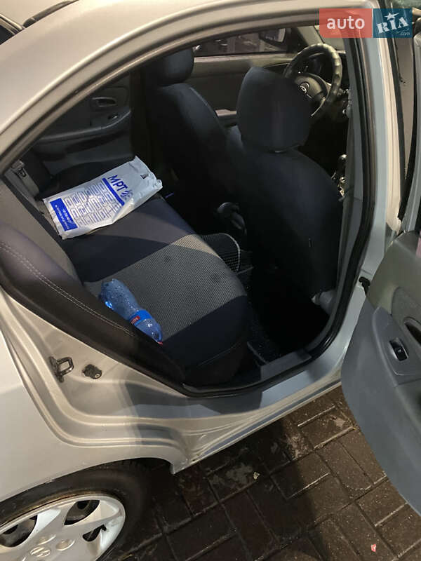 Седан Hyundai Elantra 2004 в Києві