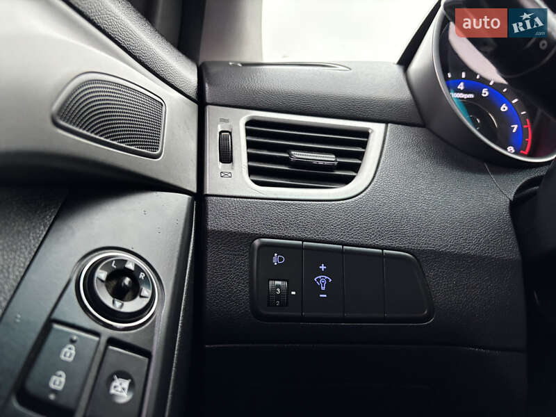 Седан Hyundai Elantra 2011 в Львові