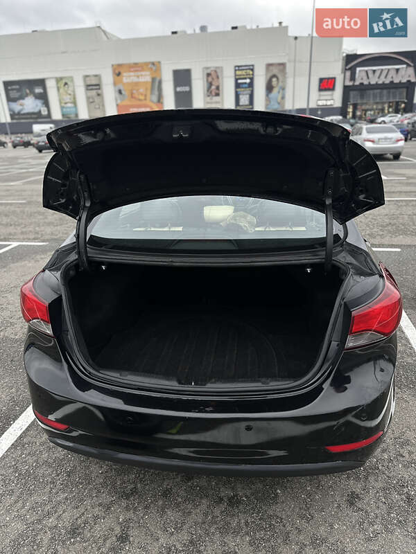 Седан Hyundai Elantra 2015 в Киеве