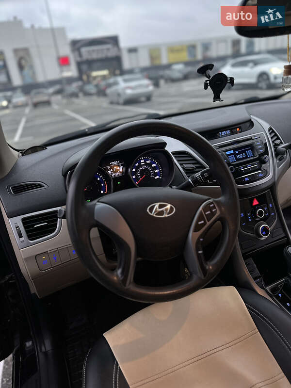 Седан Hyundai Elantra 2015 в Киеве