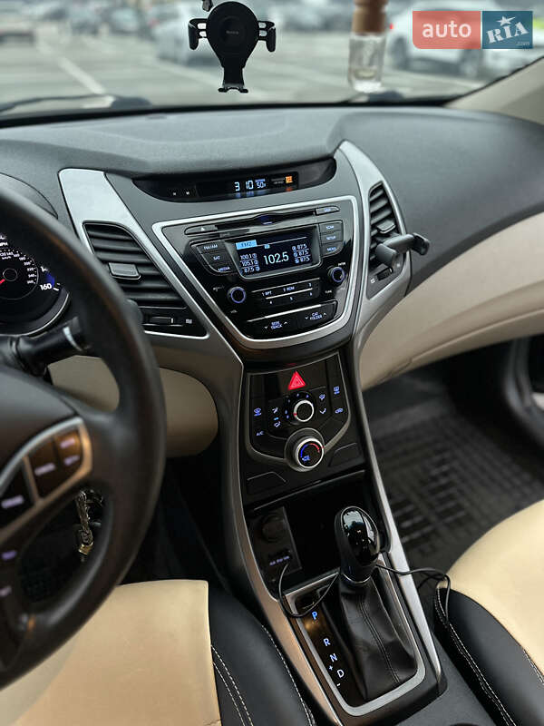 Седан Hyundai Elantra 2015 в Киеве