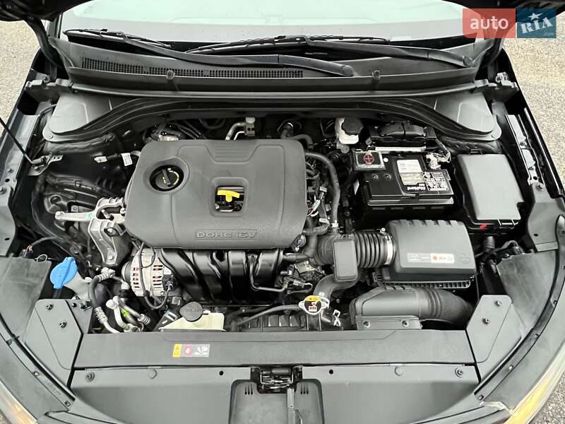 Седан Hyundai Elantra 2019 в Києві