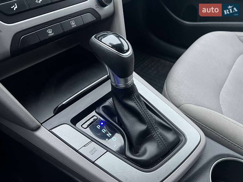 Седан Hyundai Elantra 2018 в Киеве