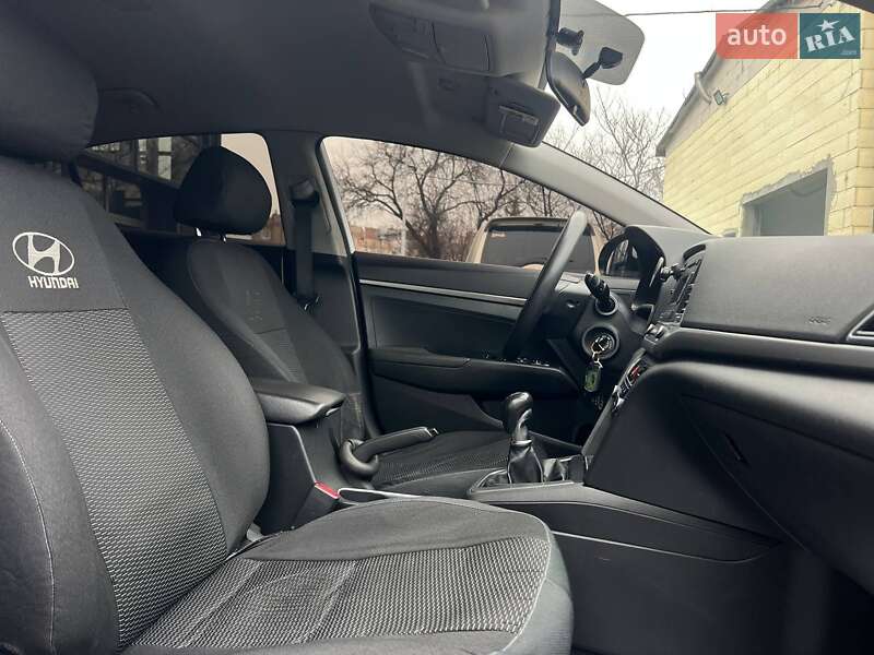 Седан Hyundai Elantra 2016 в Івано-Франківську
