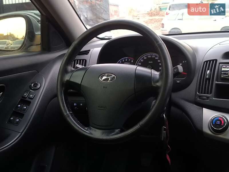Седан Hyundai Elantra 2010 в Киеве