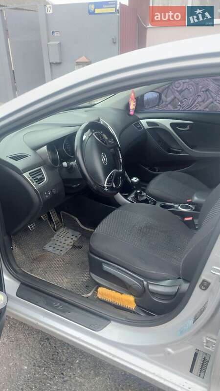 Седан Hyundai Elantra 2013 в Бурыни