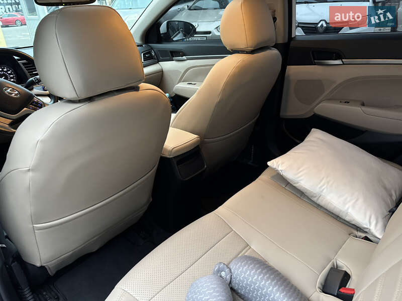 Седан Hyundai Elantra 2017 в Киеве