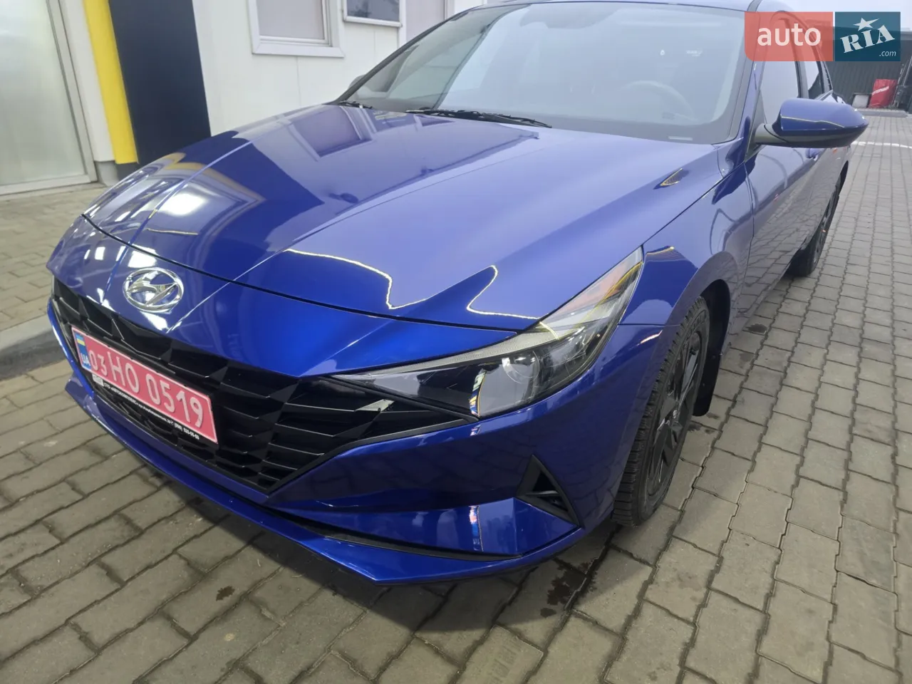 До уваги стильна, сучасна, гібридна Елантра 2023 року. 
Пригнана з США 08.2025 але виготовлена в Кореї має електро та бензиновий двигун, які працюють разом з 6-ти ступеневою АКПП. Гібридна установка має 14 реж. сумісної роботи електро та бенз. двигунів. Автомобіль постійно пригальмовує ел.двигуном підзаряджаючи акумулятор. В спорт режимі обидва двигуна працюють разом даючи макс. крутний момент та прискорення. Безліч налаштувань, а саме: 1. вибор режиму руху: спорт, нормал, смарт. 2. Автохолд утримує авто на світлофорі чи при зупинці. 3. Контроль за полосами та утримання в полосі дозволяють легко рухатись в складному потоці. 4. Система моніторингу сліпих зон допомагають при перелаштуванні з полоси в полосу. 5. Світло автоматично переключається в темну пору доби. 6. Підігріви сидінь допомагають з холодну пору року. 7.Круїз контроль тримає вибрану комфортну швидкість, 8. Монітор "Енерджи флоу"-показує потоки енергії, та режим руху авто. 9. Система автоматичного гальмування допомагає уникнути зіткнення. 10. Еплкарплей та Андроїд авто допоможуть налаштувати зручний навігатор, керувати вхідними/вих. дзвінками та прослуховувати музичні твори зі зручних плеєрів, Навіть повідомлення в ТІМЗ, ВотсАпп можливо зручно прослухати, та відповісти...
Пошкодження мінімальні.
Ремонт виконаний з використанням оригінальних запасних частин, замінено: лів. пер. крило, лів. фара, капот, пер.бампер, лобове скло, підрамник, лів амортизатор, цапфа, передня панель, решітка радіатору, тощо. Ремонт виконаний з контролем всіх параметрів кузова та діагоналей з використанням стапелю.
Проведено повне технічне обслуговування на офіційному СТО Хюндай, замінено: Мастило двигуна та мастило Акпп, всі фільтра, свічки, ліва ступиця, щітки двірників, проведено регулювання світла фар, развал сходження, балансування коліс, виписана сервісна книжка з описом регламентів ТО.
Додаткове обладнання: Лед лампи, нова зимова гума, мет.захист двиг
Авто повністю готово для успішної експлуатації.
Деталі та торг біля авто.