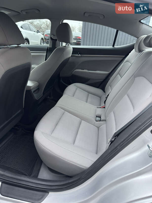 Седан Hyundai Elantra 2016 в Киеве